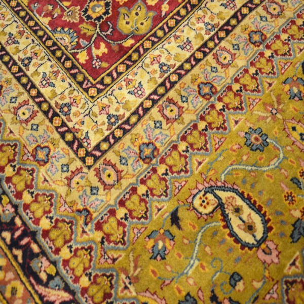 Saraug rug. Classic Persian Design....