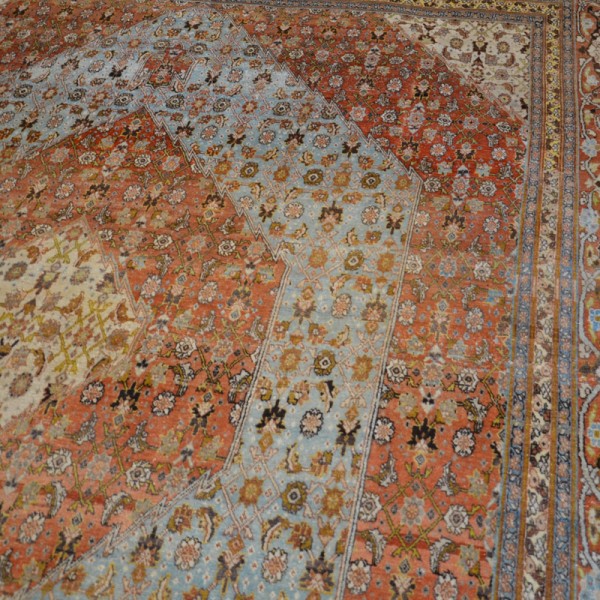 Persian Wool Rug. Classic Tabriz...